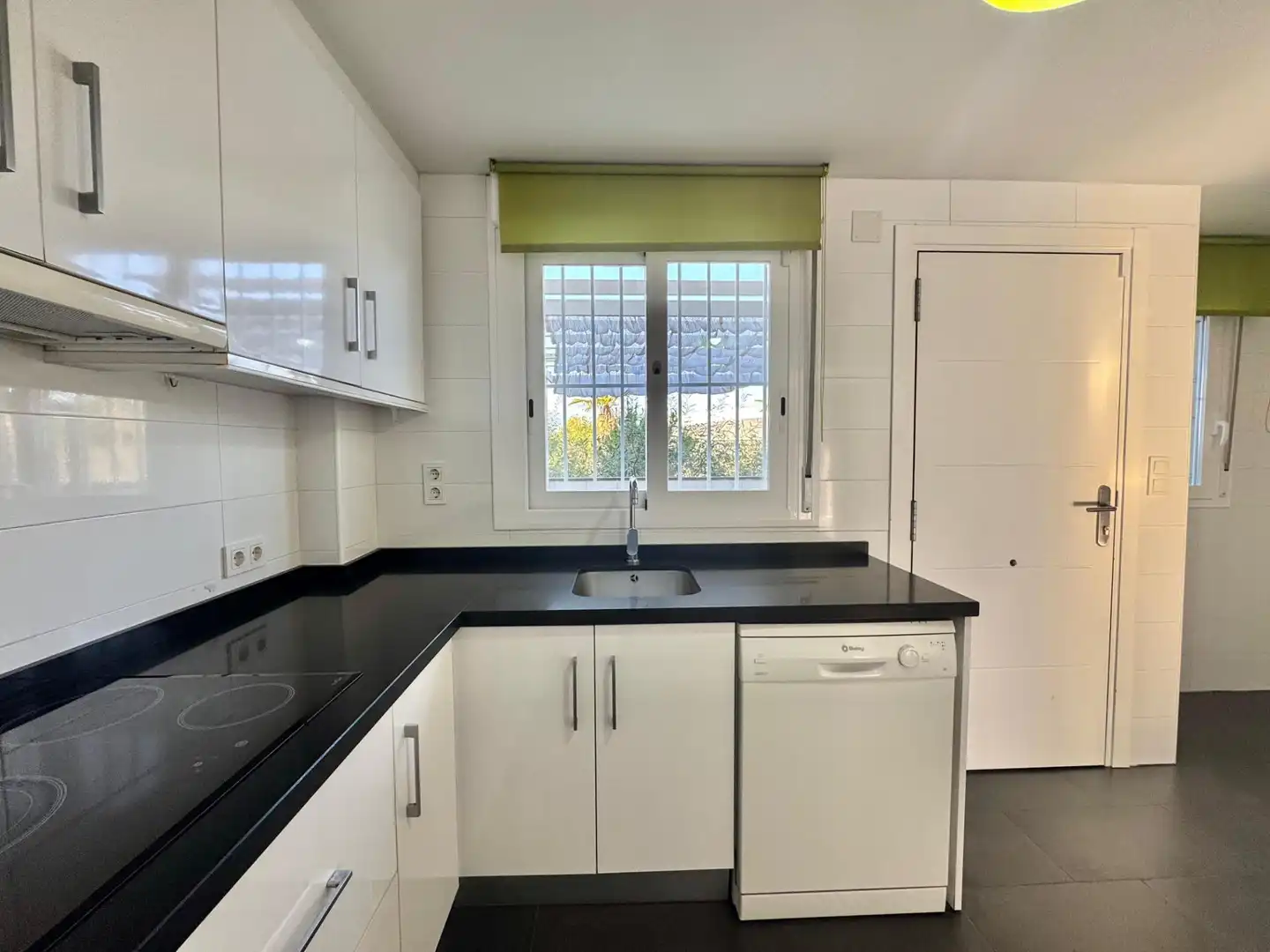 Cocina de Casa adosada en venta en Torrevieja con Jardín privado, Terraza y Balcón