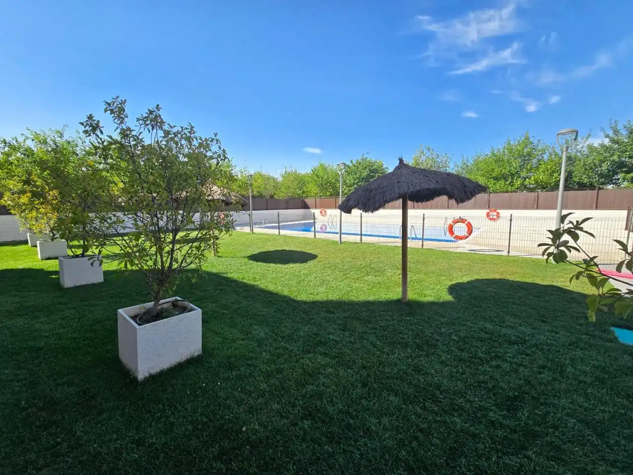 Piscina de Pis en venda en Azuqueca de Henares amb Aire condicionat, Calefacció i Jardí privat