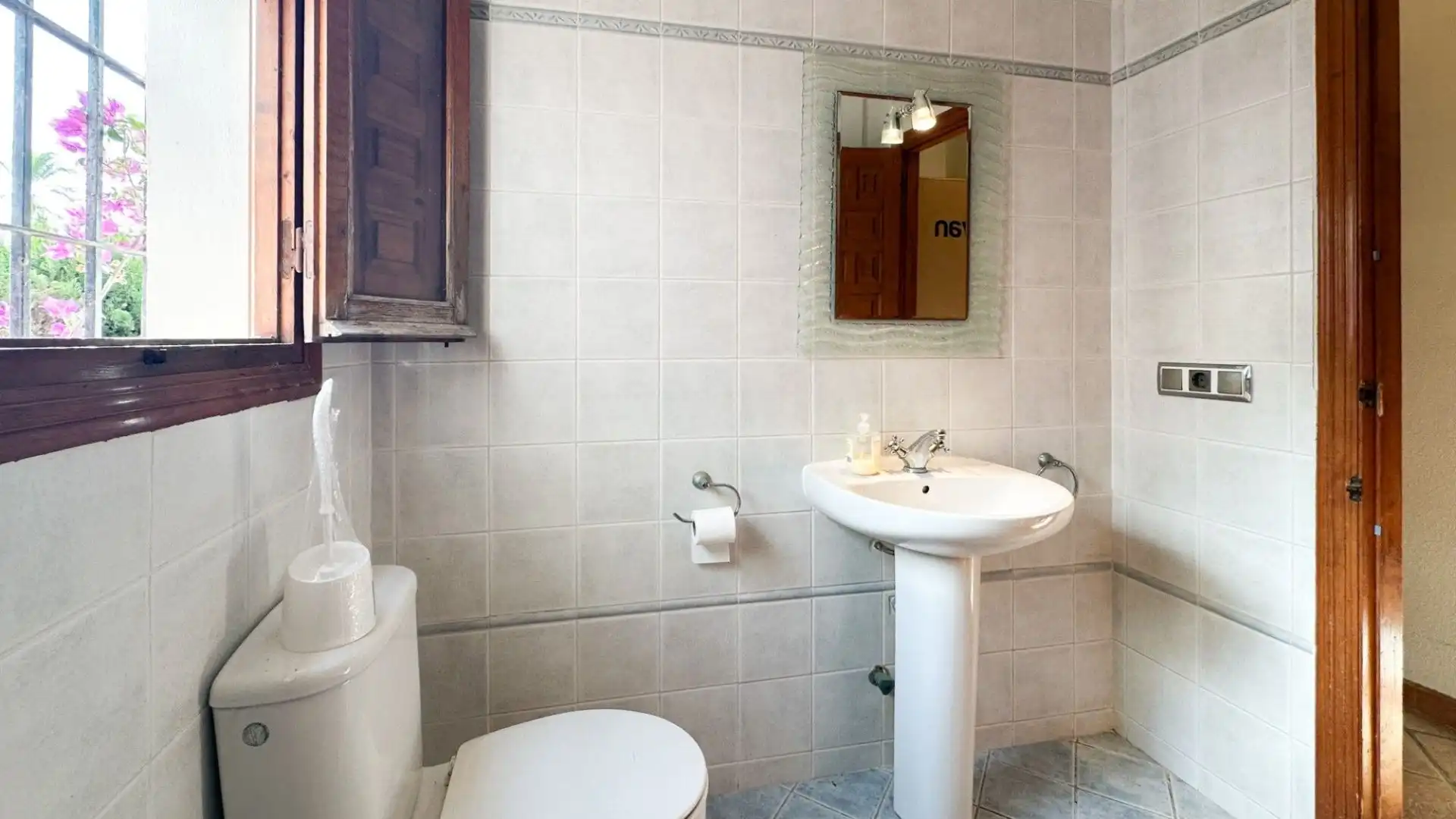 Bany de Casa o xalet en venda en Orihuela amb Aire condicionat, Jardí privat i Terrassa