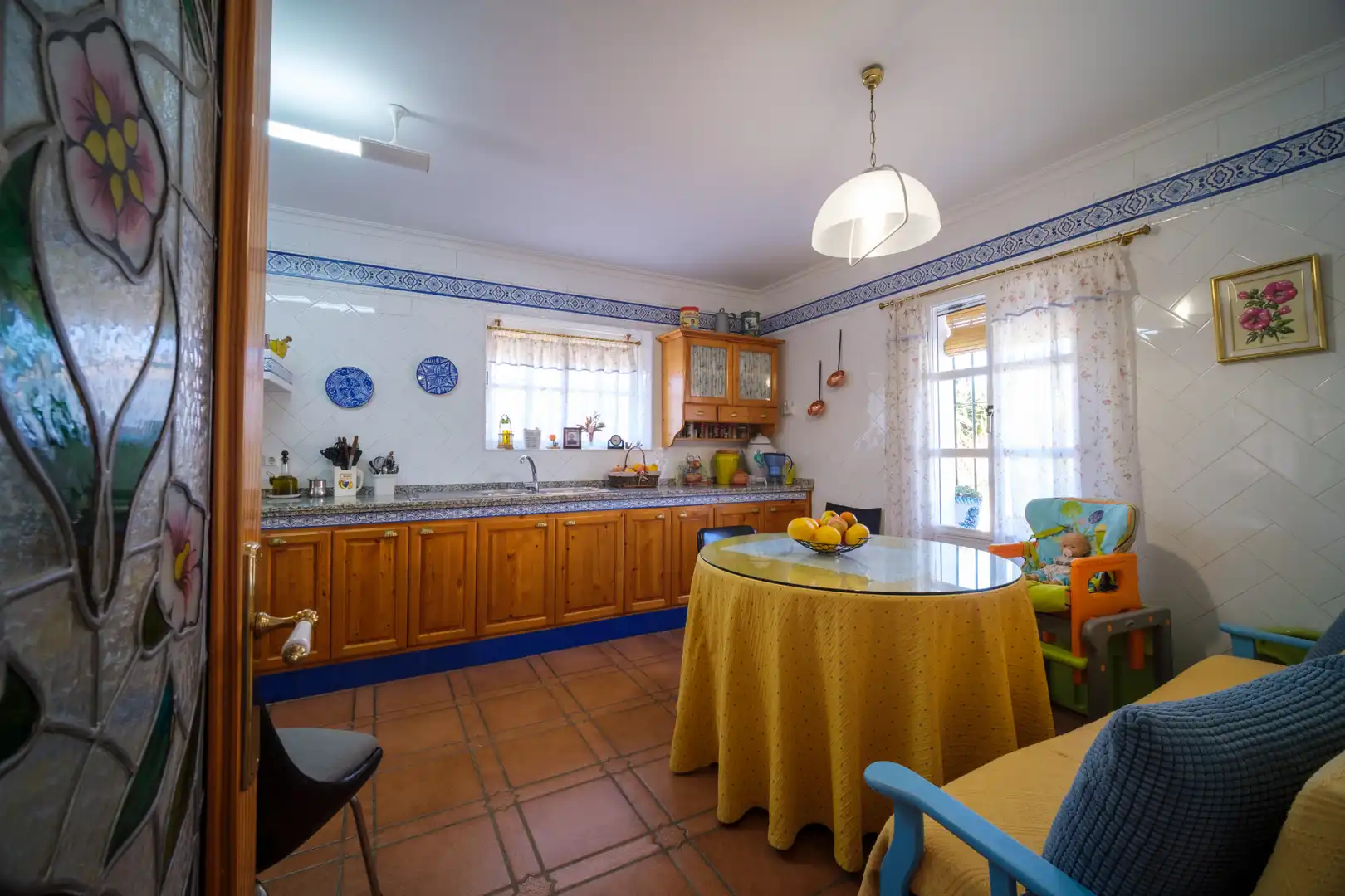 Cuina de Casa o xalet en venda en Montequinto amb Jardí privat, Terrassa i Moblat