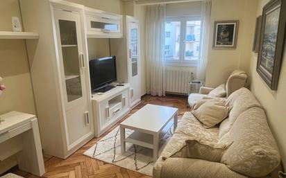 Sala d'estar de Pis de lloguer en Santander amb Calefacció, Parquet i Moblat