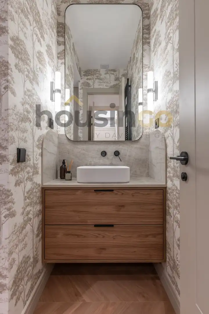 Bathroom of Flat for sale in Madrid  with Air Conditioner, Heating and Terrace
