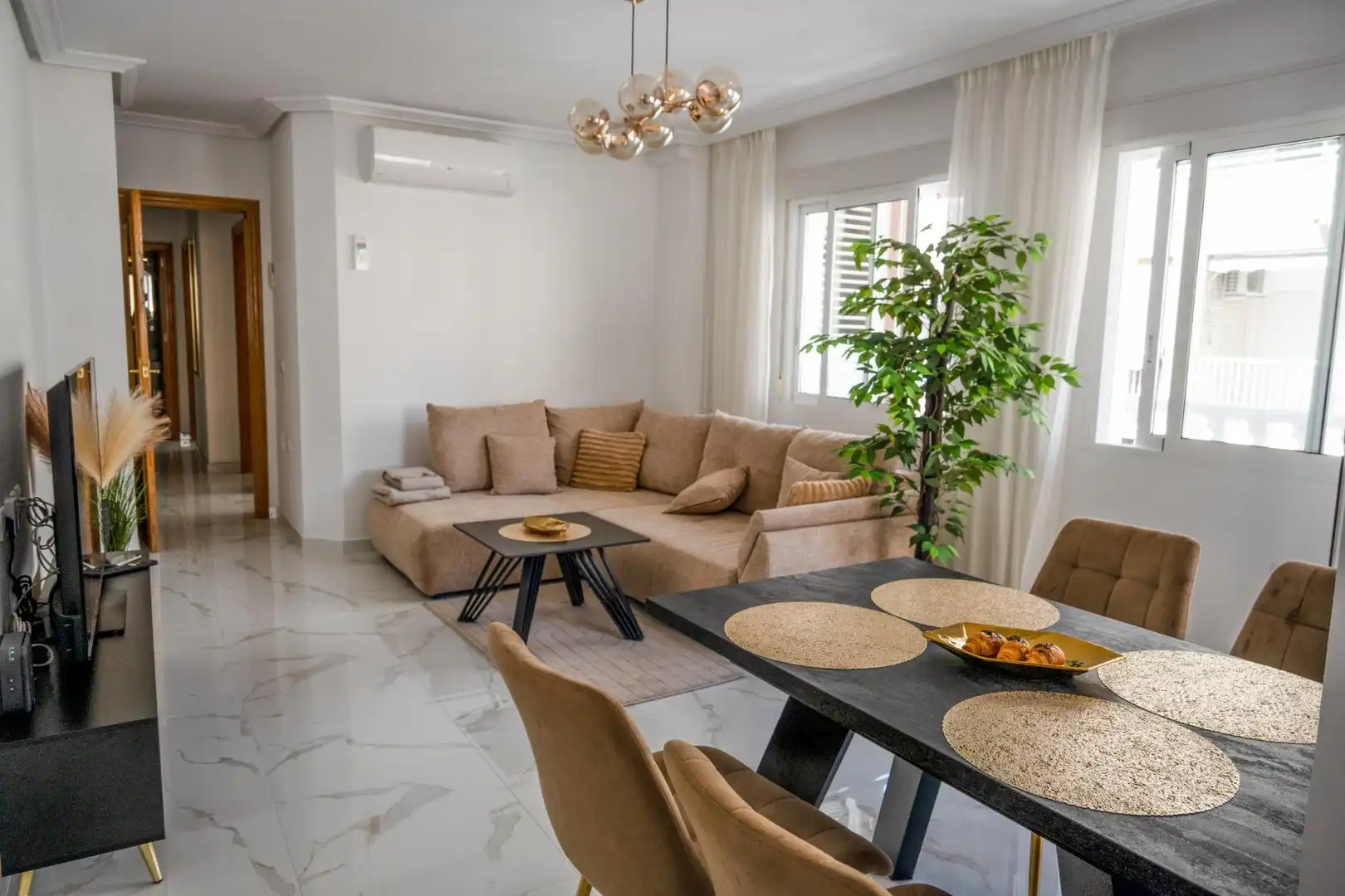 Sala de estar de Apartamento en venta en Torrevieja con Aire acondicionado, Terraza y Amueblado