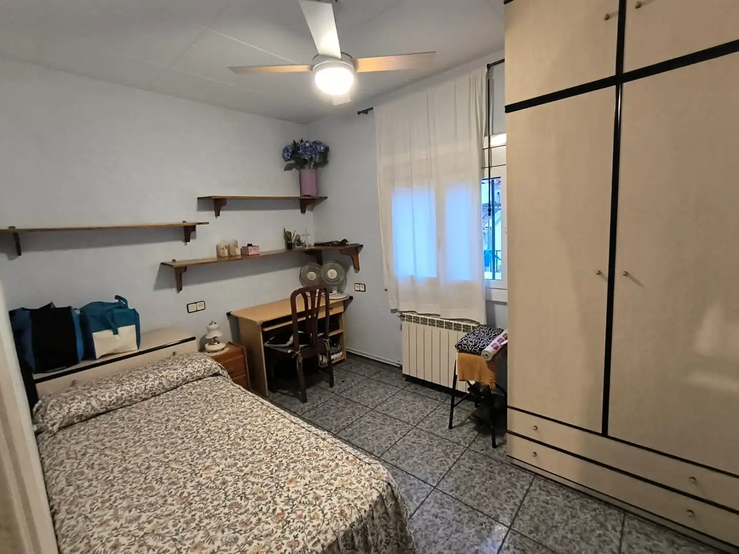 Habitación de Casa o chalet en venta en L'Hospitalet de Llobregat con Calefacción, Terraza y Alarma