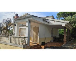 Vista exterior de Casa o xalet en venda en Vilanova del Vallès amb Jardí privat