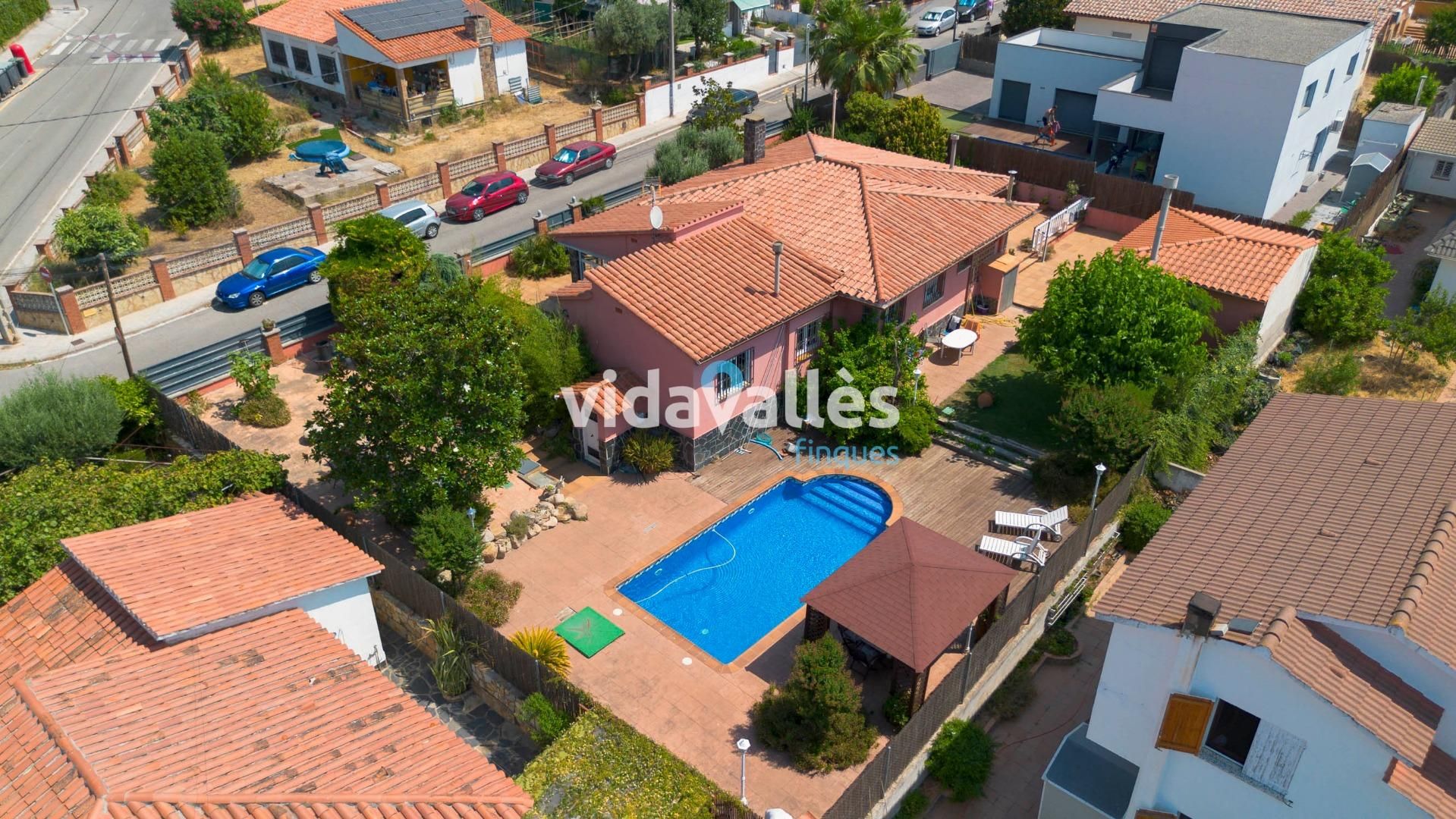 Vista exterior de Casa o xalet en venda en Cànoves I Samalús amb Jardí privat, Parquet i Piscina