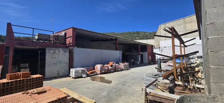 Außenansicht von Fabrikhallen zum Verkauf in Cadaqués