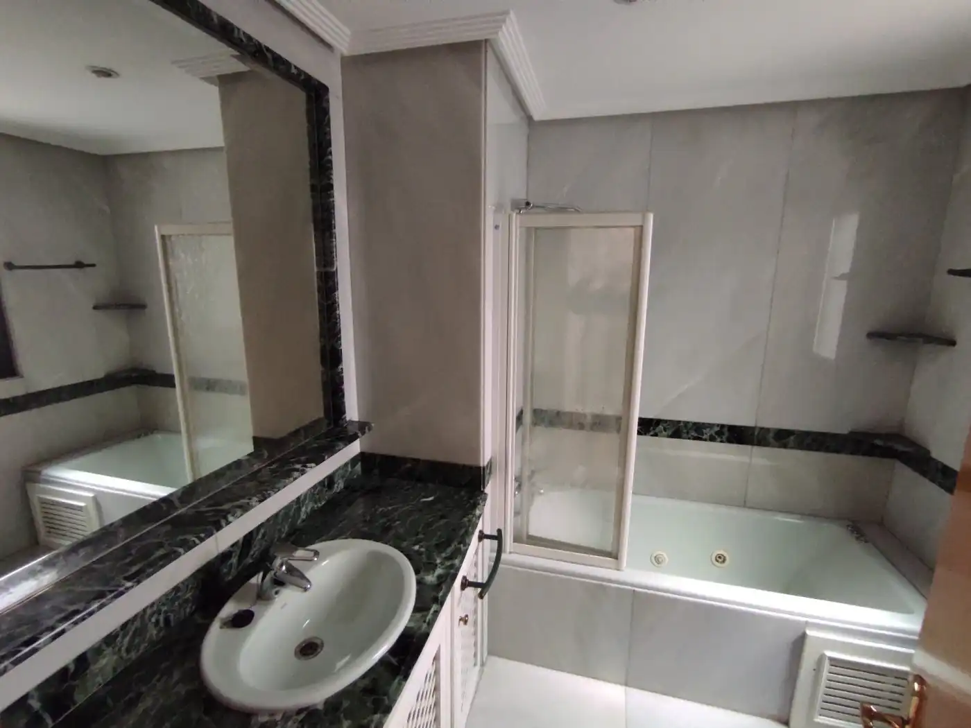 Bathroom of Duplexes for rent in León Capital   with Heating