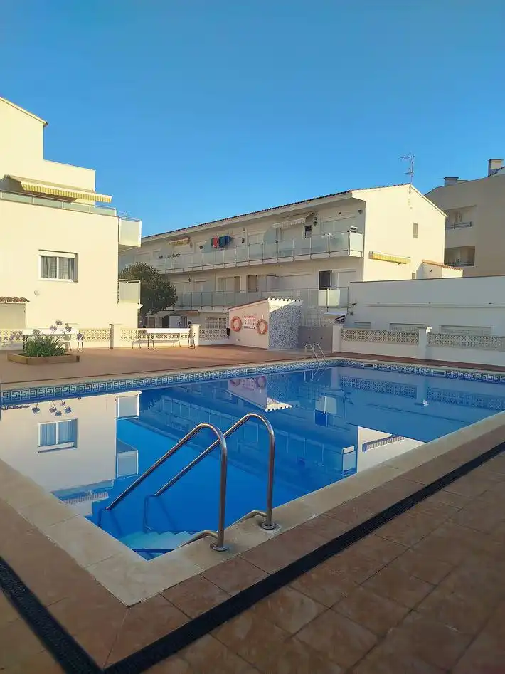 Baixos amb piscina en venda a Carrer Assutzena 14