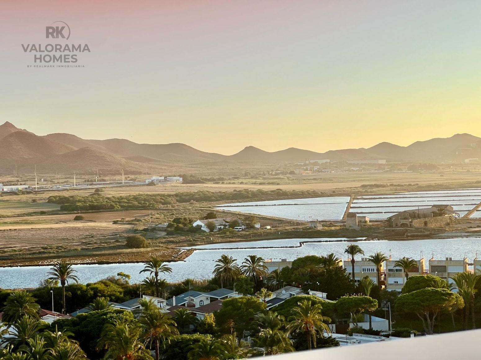 Vista exterior de Àtic en venda en La Manga del Mar Menor amb Jardí privat, Piscina i Piscina comunitària
