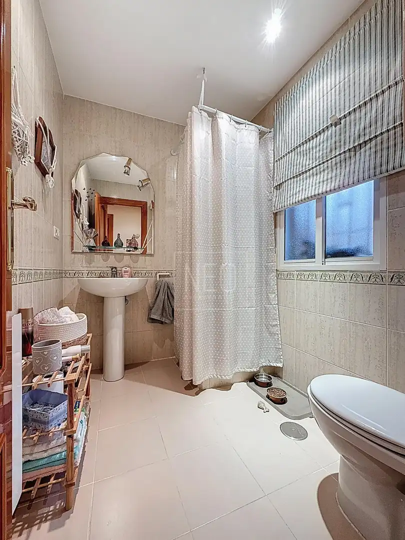 Baño de Casa adosada en venta en Vegas del Genil con Aire acondicionado, Calefacción y Trastero