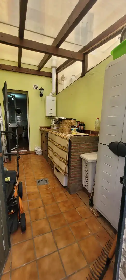 Cuina de Casa adosada en venda en Los Barrios amb Aire condicionat, Jardí privat i Terrassa
