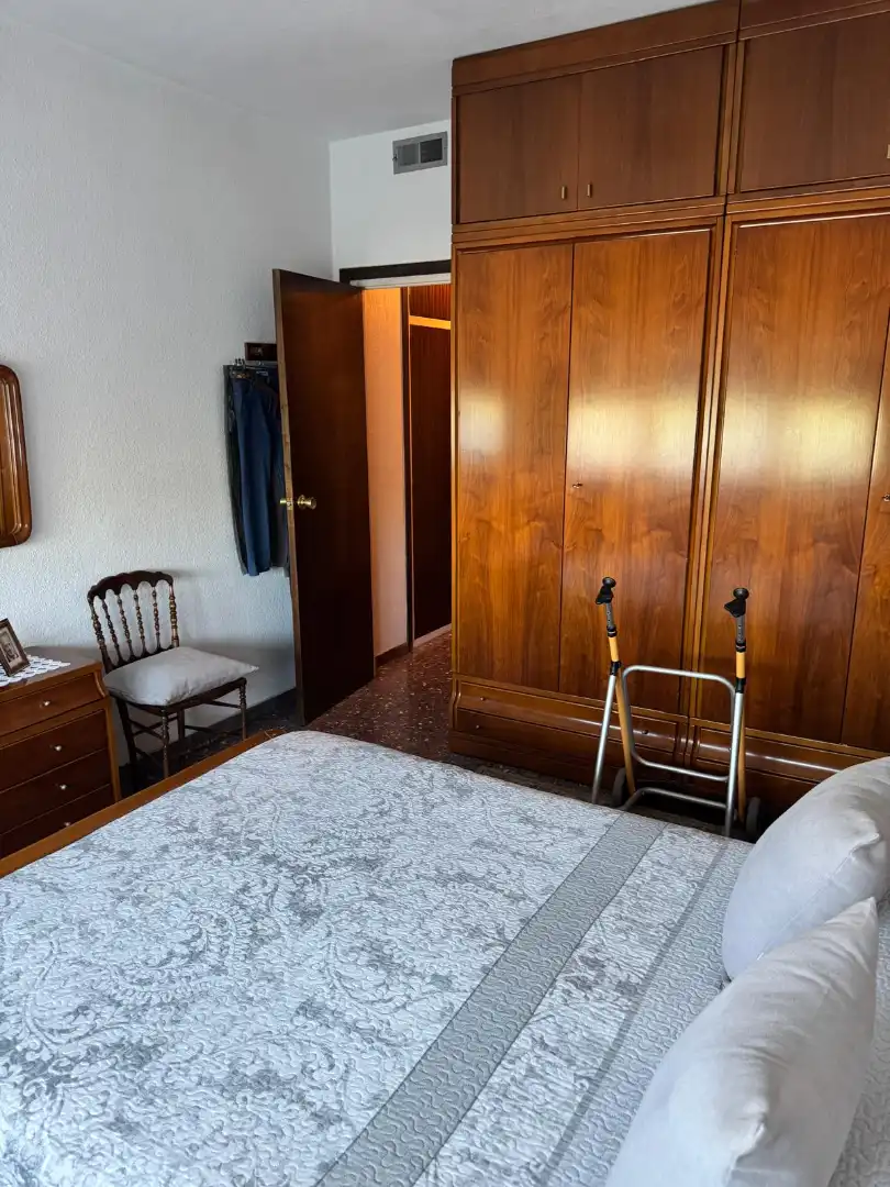 Habitación de Piso en venta en Badalona con Amueblado, Horno y Lavadora