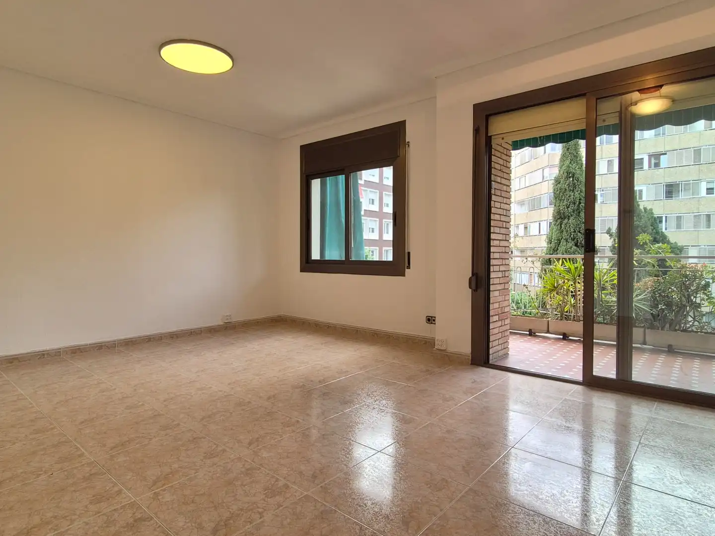 Sala de estar de Piso en venta en Barcelona con Calefacción, Horno y Balcón