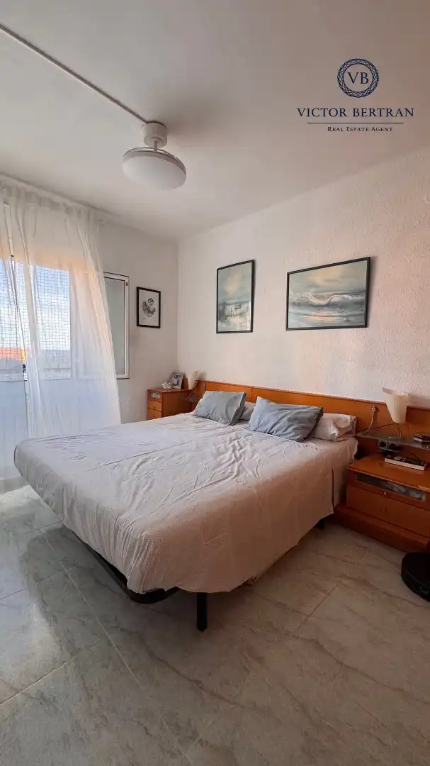 Schlafzimmer von Dachboden zum Verkauf in Premià de Mar mit Klimaanlage, Ofen und Balkon