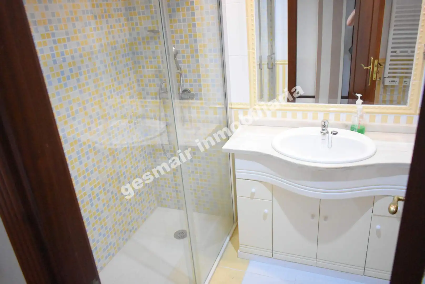 Baño de Piso de alquiler en Pontevedra Capital  con Calefacción, Parquet y Trastero