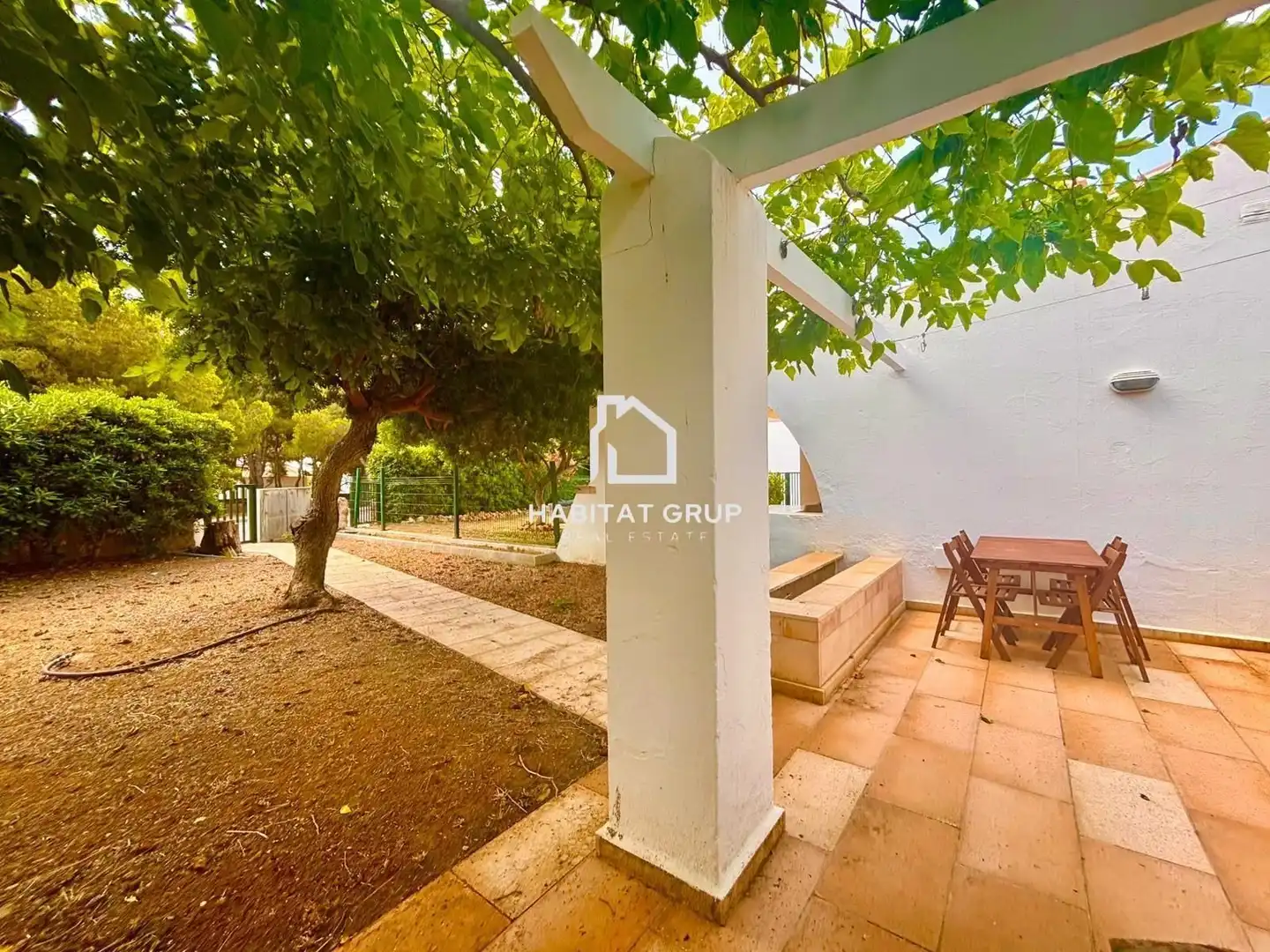 Vista exterior de Casa adosada en venda en Ciutadella de Menorca amb Aire condicionat, Jardí privat i Terrassa