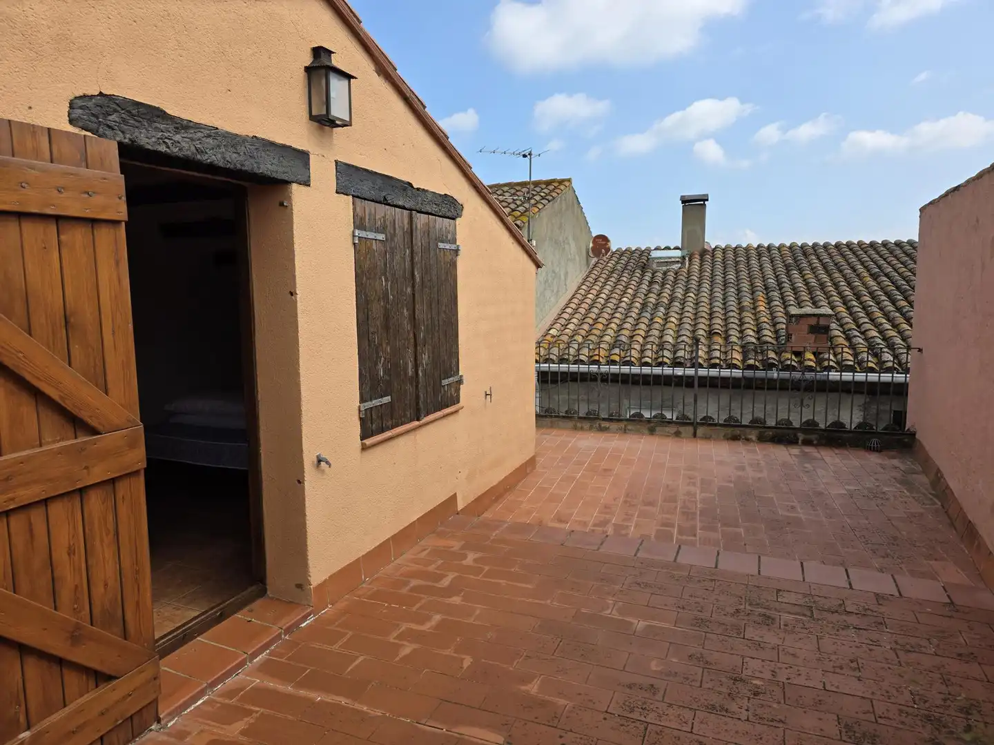 Terrasse von Einfamilien-Reihenhaus zum Verkauf in Darnius mit Heizung, Terrasse und Ofen
