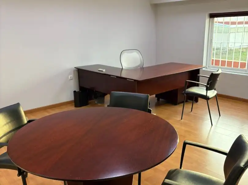 Büro zur Miete in Almendralejo mit Klimaanlage, Heizung und Möbliert