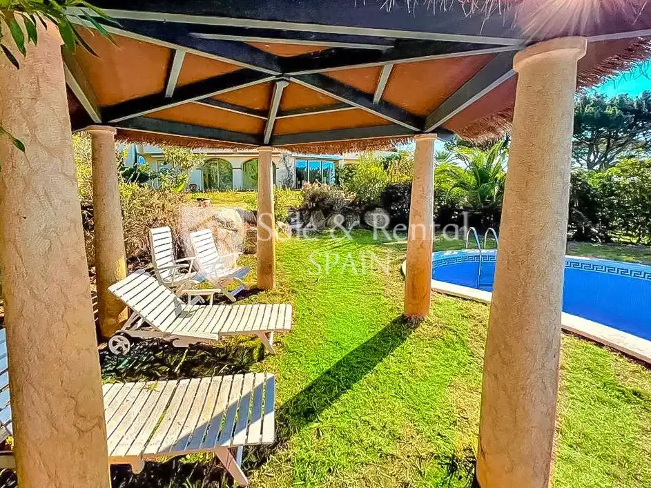 Außenansicht von Wohnung zum Verkauf in Sant Feliu de Guíxols mit Heizung, Privatgarten und Terrasse