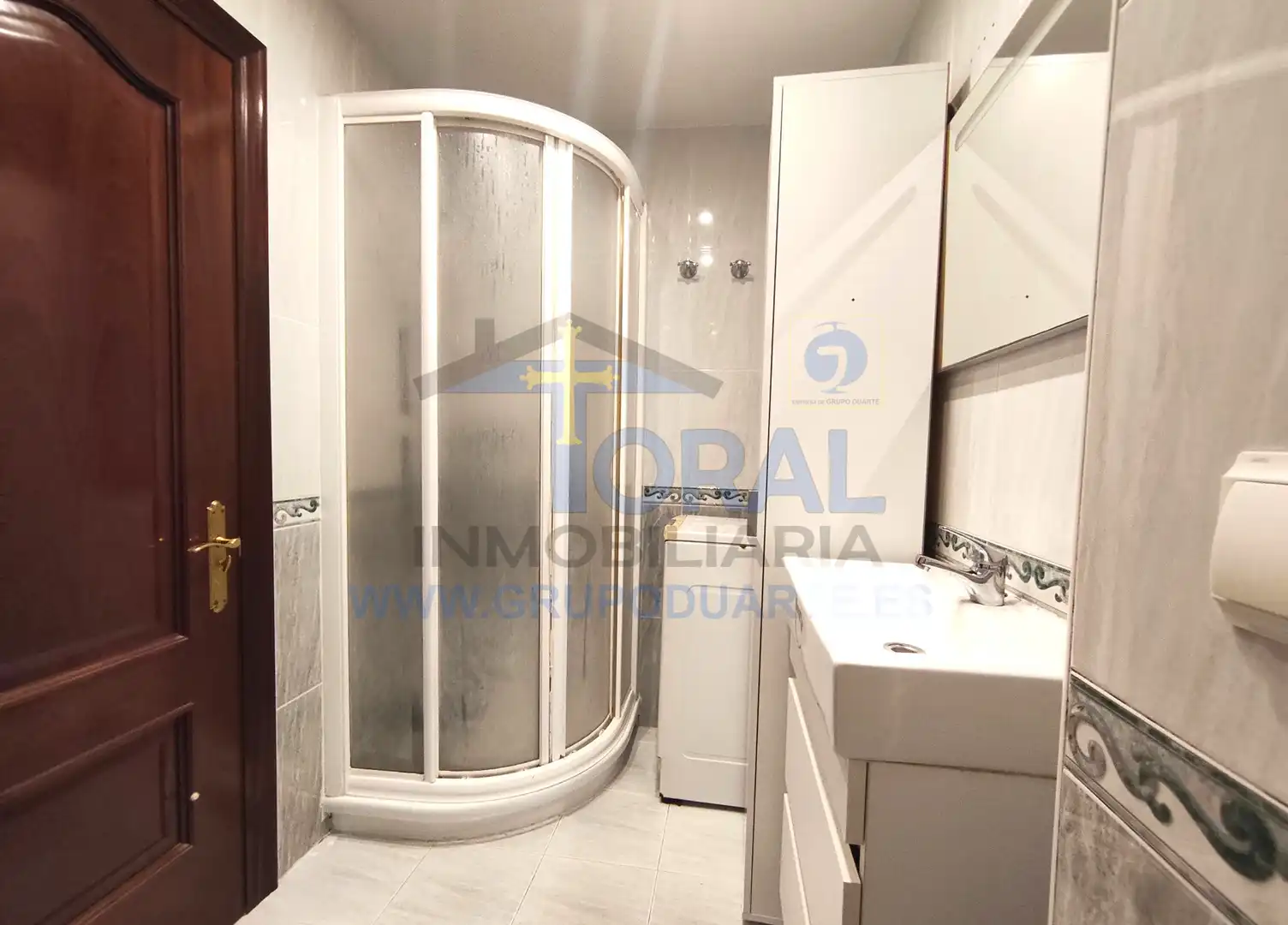 Badezimmer von Wohnung zur Miete in Gijón  mit Heizung, Parkett und Möbliert