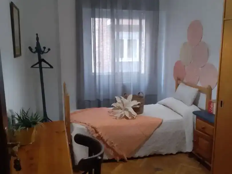 Dormitori de Pis per a compartir en Talavera de la Reina amb Parquet, Moblat i Balcó