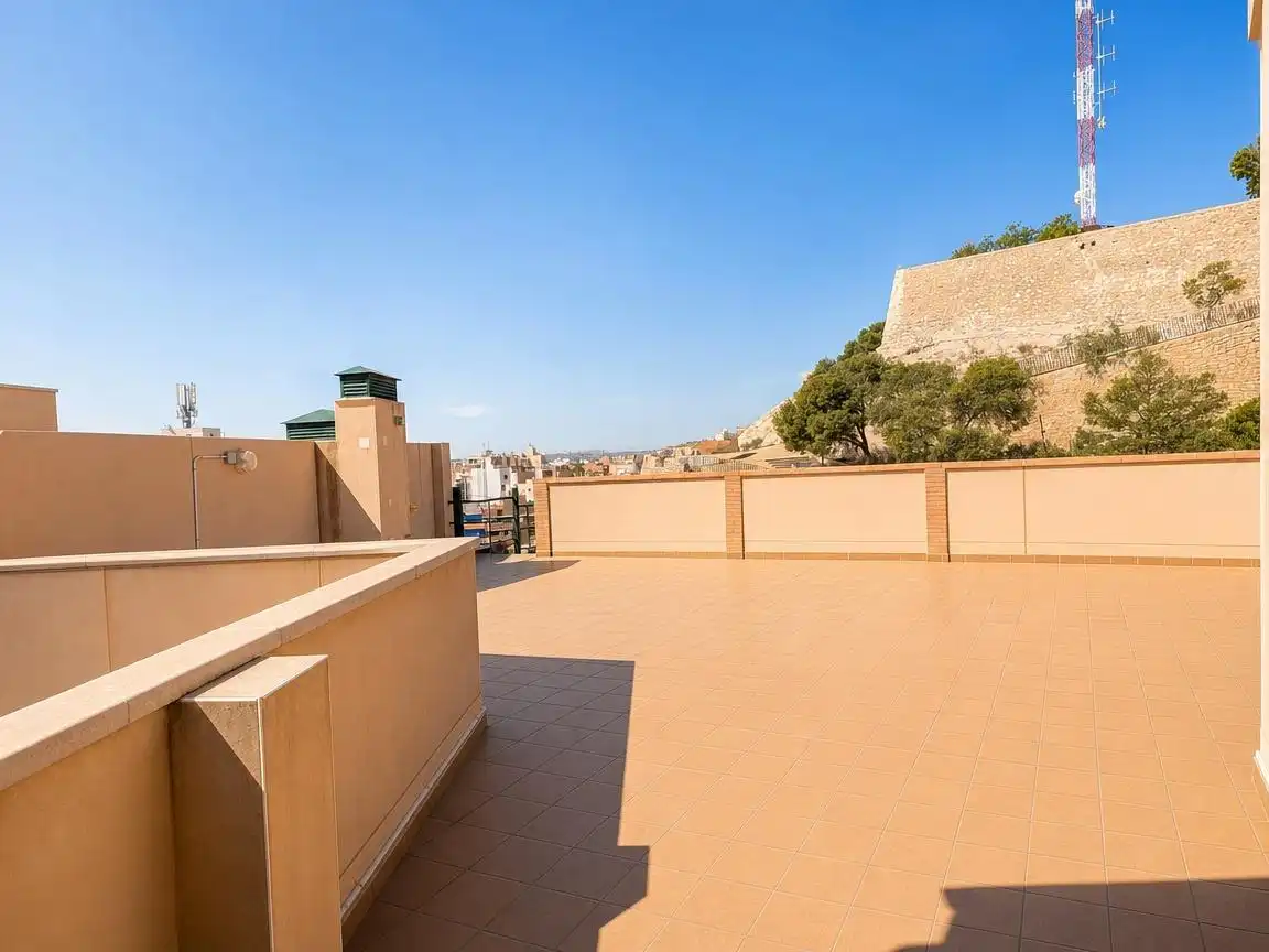 Terrasse von Dachboden zur Miete in Alicante / Alacant mit Terrasse, Abstellraum und Möbliert