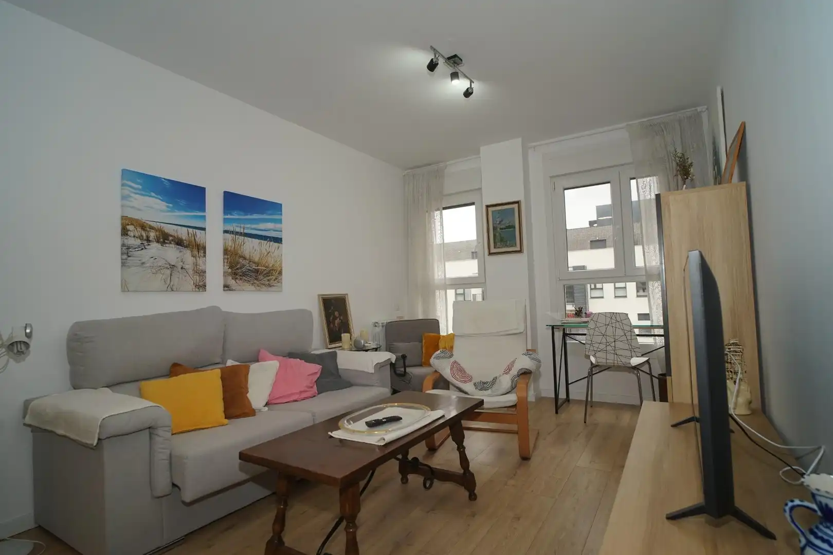 Wohnzimmer von Wohnung zur Miete in Santa Cruz de Bezana mit Parkett
