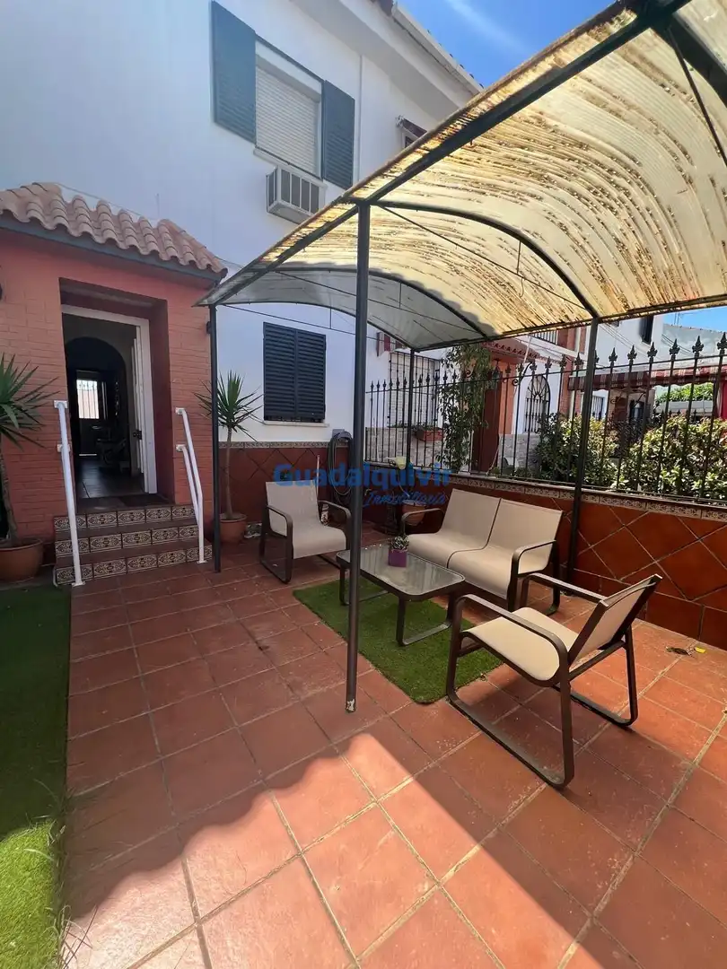 Terrassa de Casa adosada en venda en Montequinto amb Aire condicionat, Jardí privat i Traster