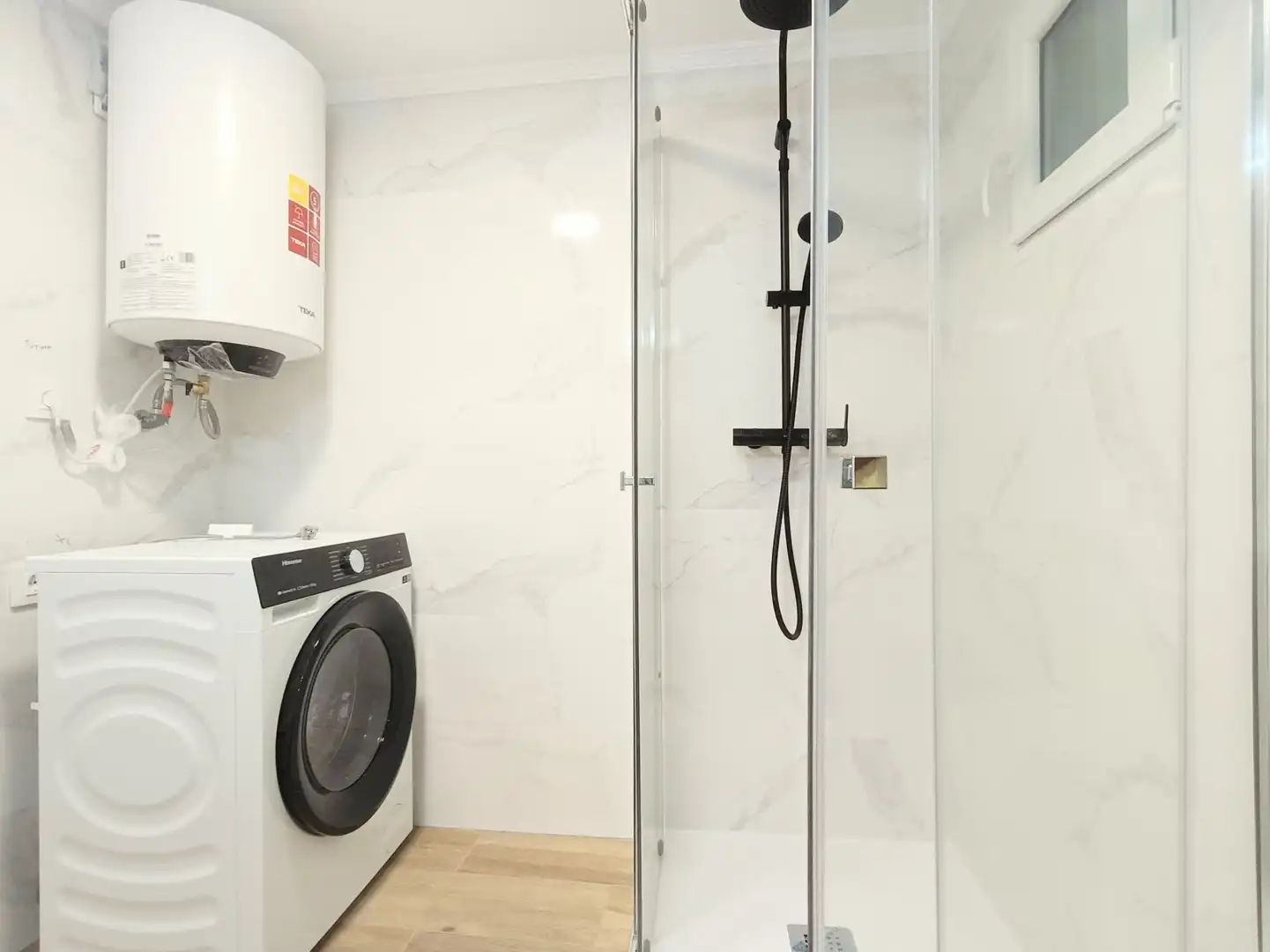 Bathroom of Commercial properties for rent in Madrid  with Air Conditioner