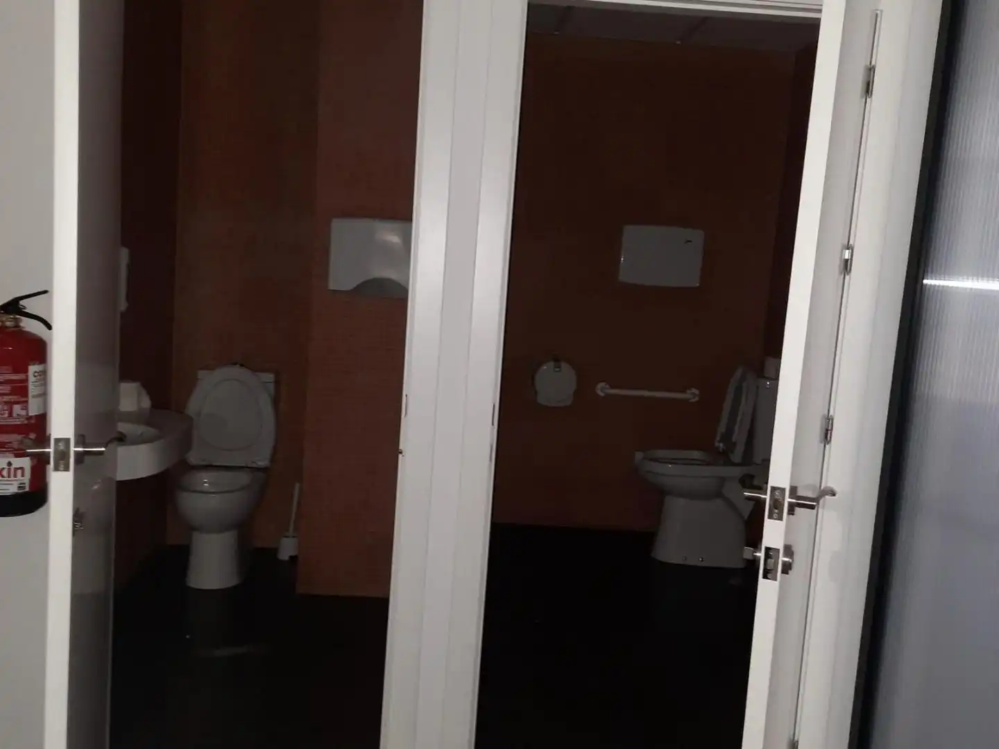 Baño de Local de alquiler en Huelva con Aire acondicionado, Calefacción y Internet