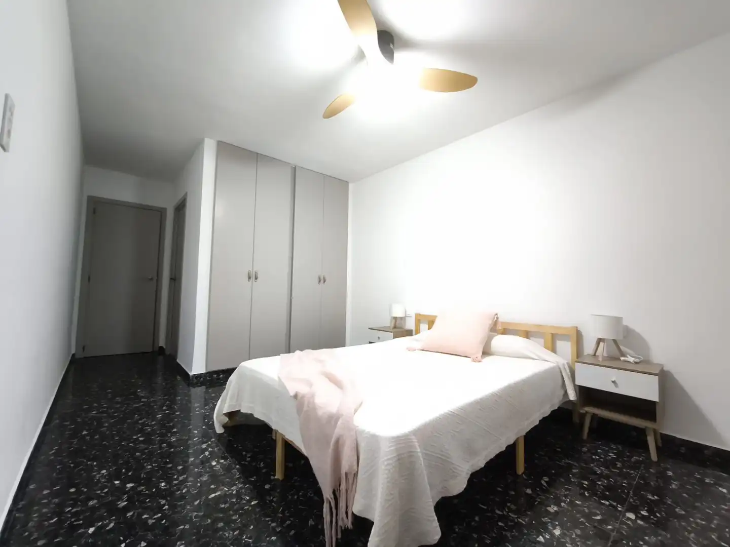 Schlafzimmer von Wohnung zur Miete in Valencia mit Klimaanlage, Möbliert und Balkon