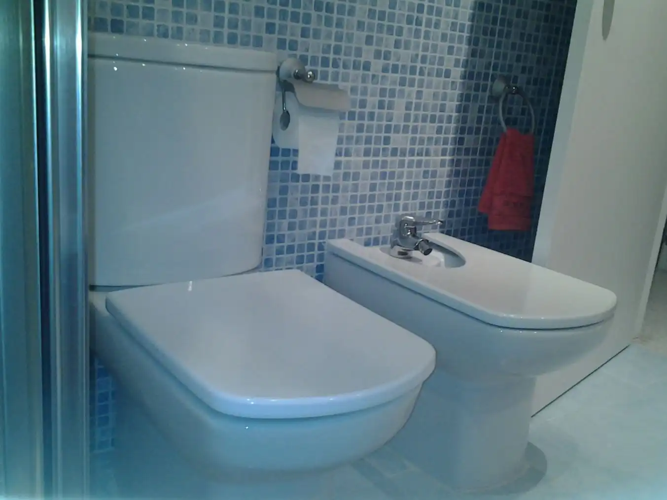 Badezimmer von Wohnung zur Miete in Sevilla mit Klimaanlage, Waschmaschine und Mikrowelle