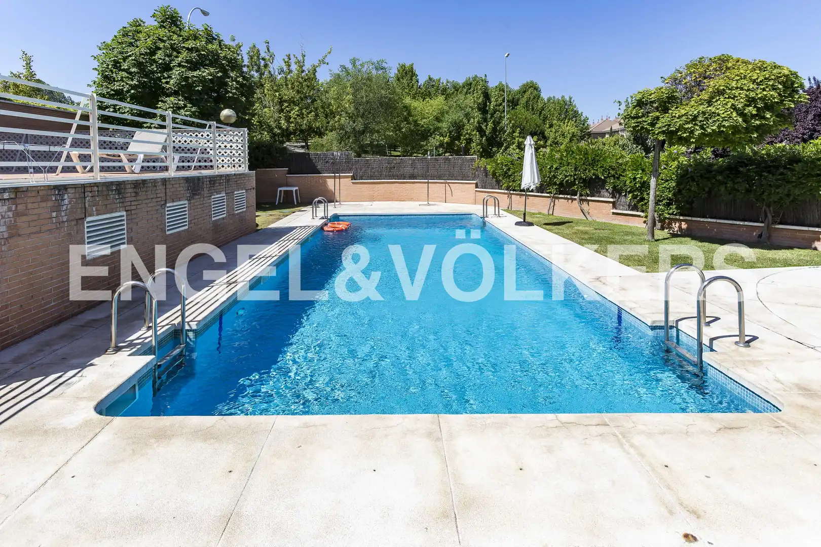Piscina de Dúplex en venta en Madrid con Aire acondicionado, Calefacción y Terraza