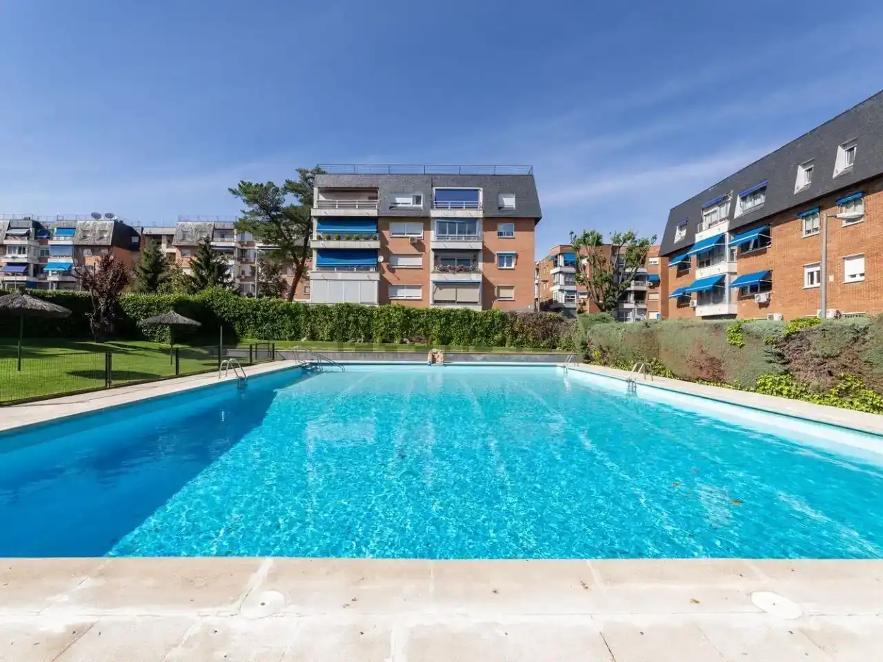 Piscina de Piso en venta en Majadahonda con Jardín privado, Parquet y Trastero