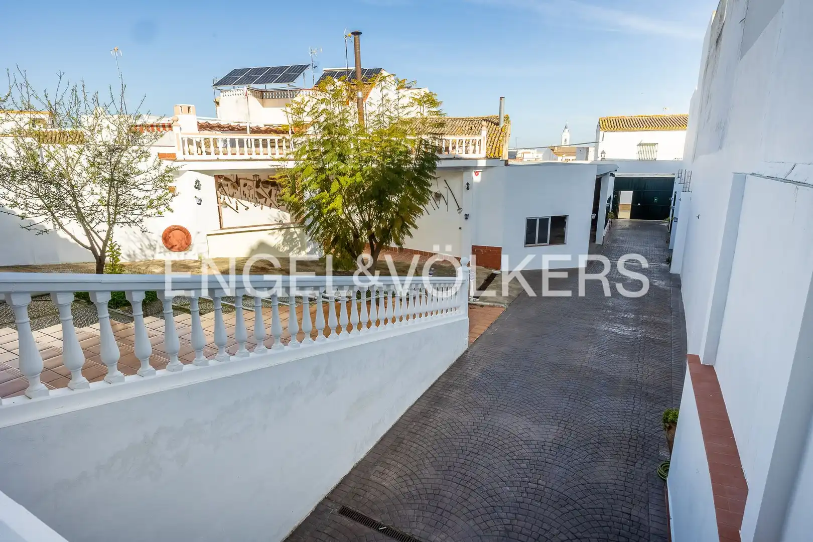 Vista exterior de Casa o xalet en venda en Albaida del Aljarafe amb Aire condicionat, Calefacció i Jardí privat