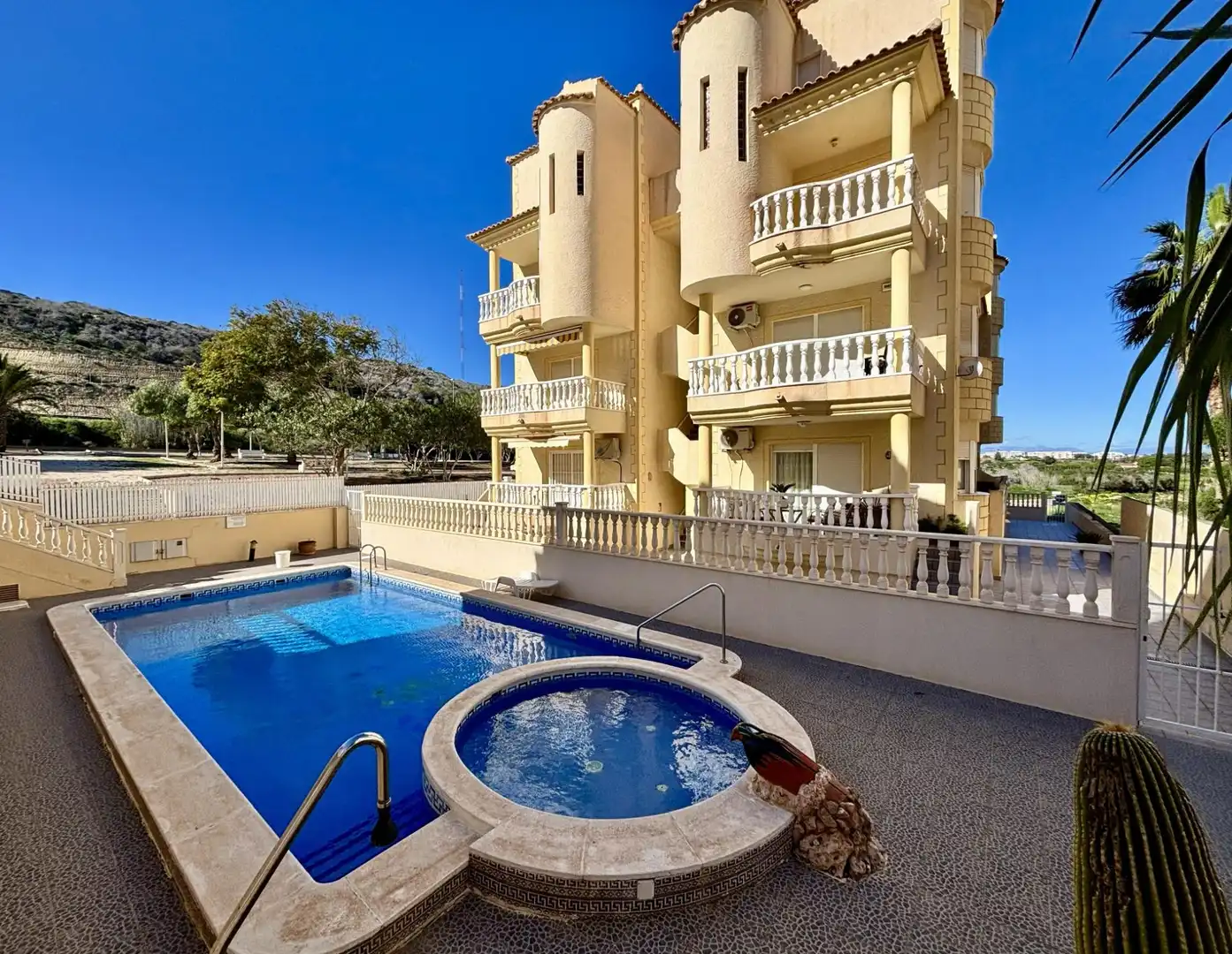 Piscina de Ático de alquiler en Guardamar del Segura con Aire acondicionado, Terraza y Amueblado