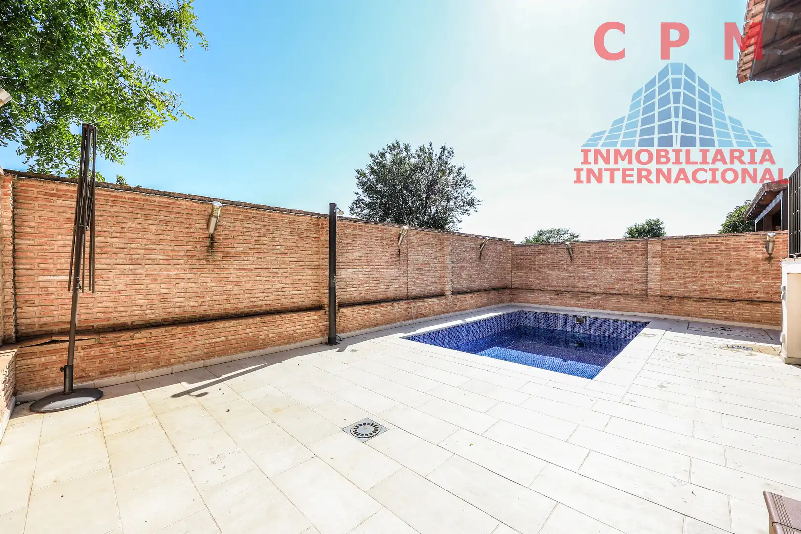 Piscina de Casa adosada de lloguer en Móstoles amb Aire condicionat, Calefacció i Jardí privat