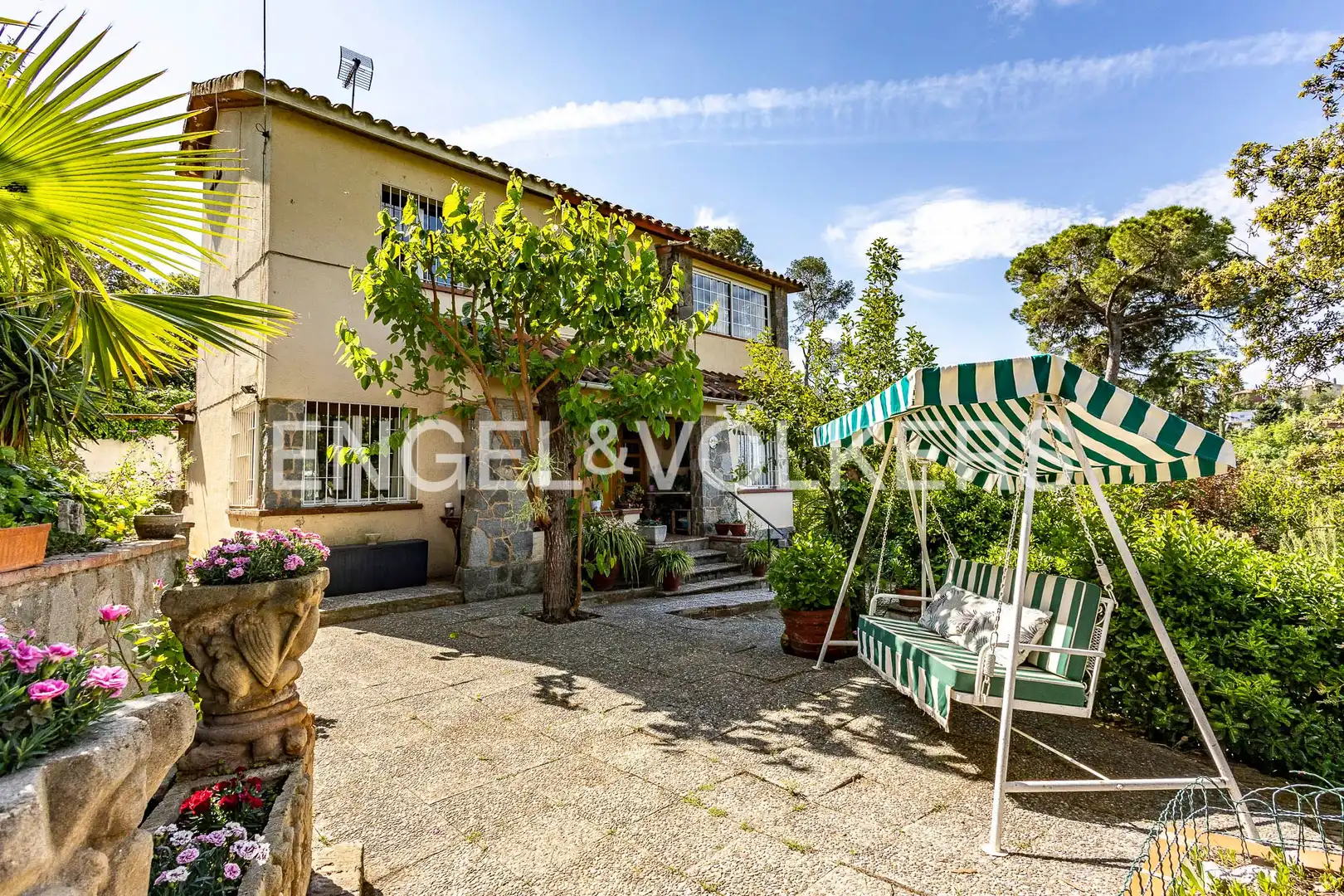 Vista exterior de Casa o xalet en venda en Sant Cugat del Vallès amb Calefacció, Jardí privat i Parquet