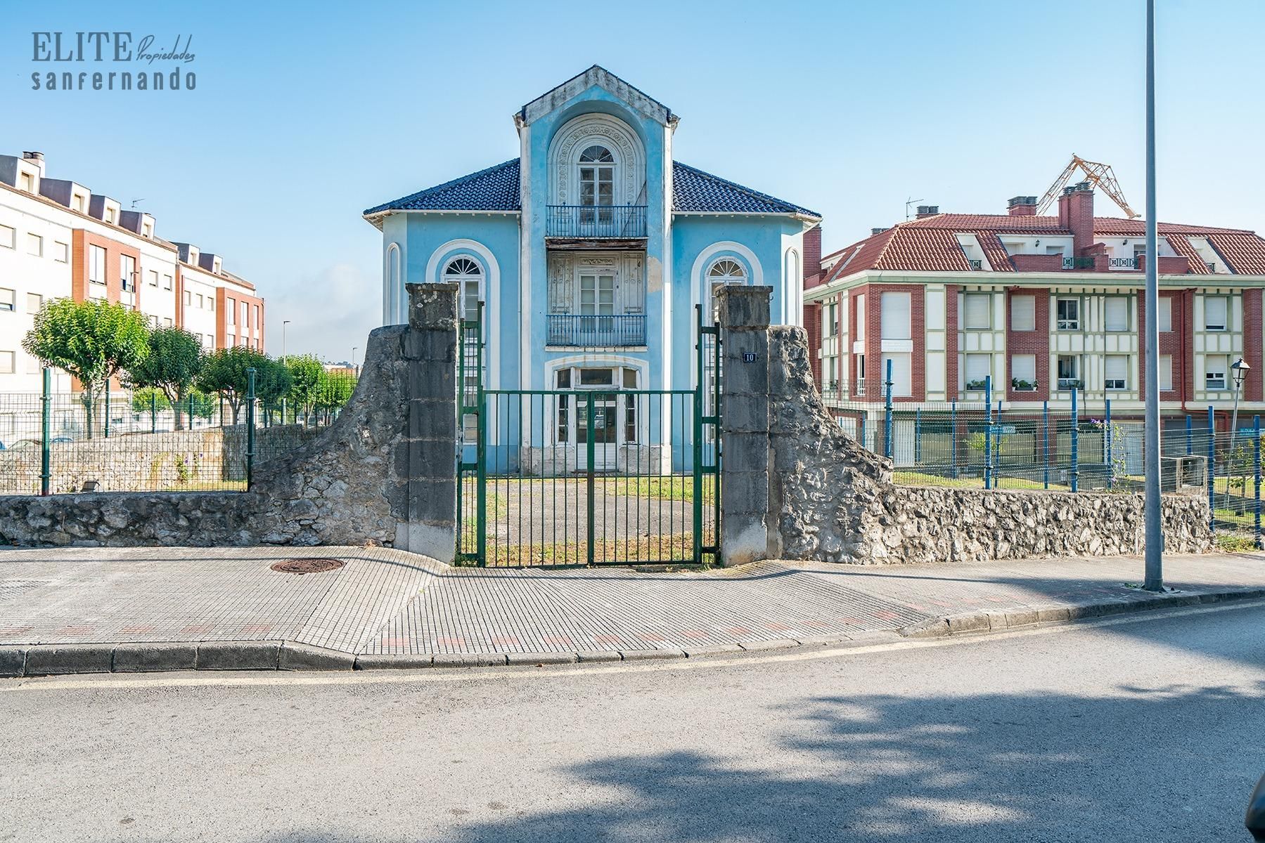 Vista exterior de Casa o xalet en venda en El Astillero   amb Jardí privat i Balcó