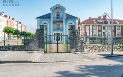 Vista exterior de Casa o xalet en venda en El Astillero   amb Jardí privat i Balcó