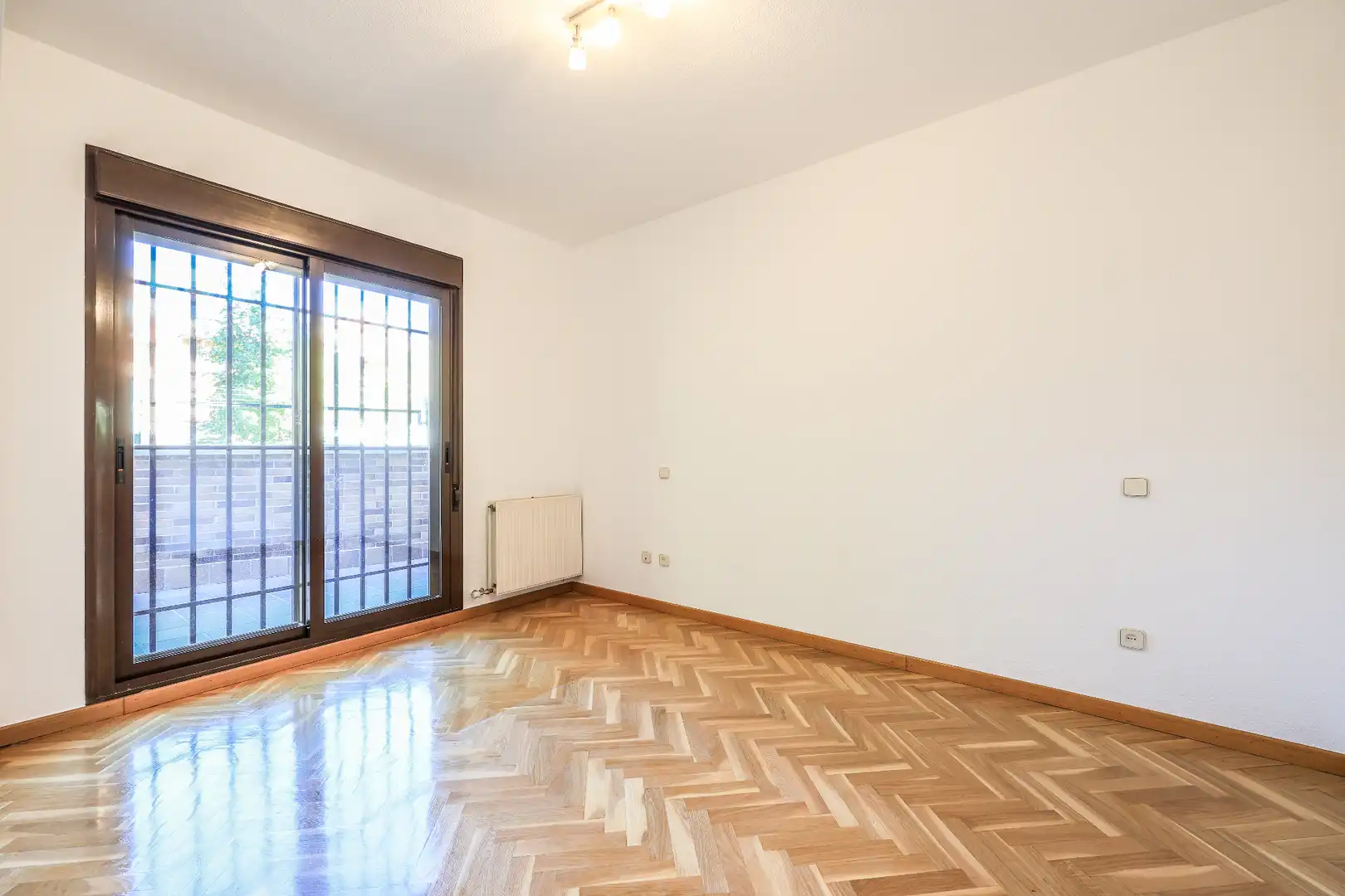 Schlafzimmer von Wohnung zur Miete in Madrid mit Heizung, Parkett und Terrasse