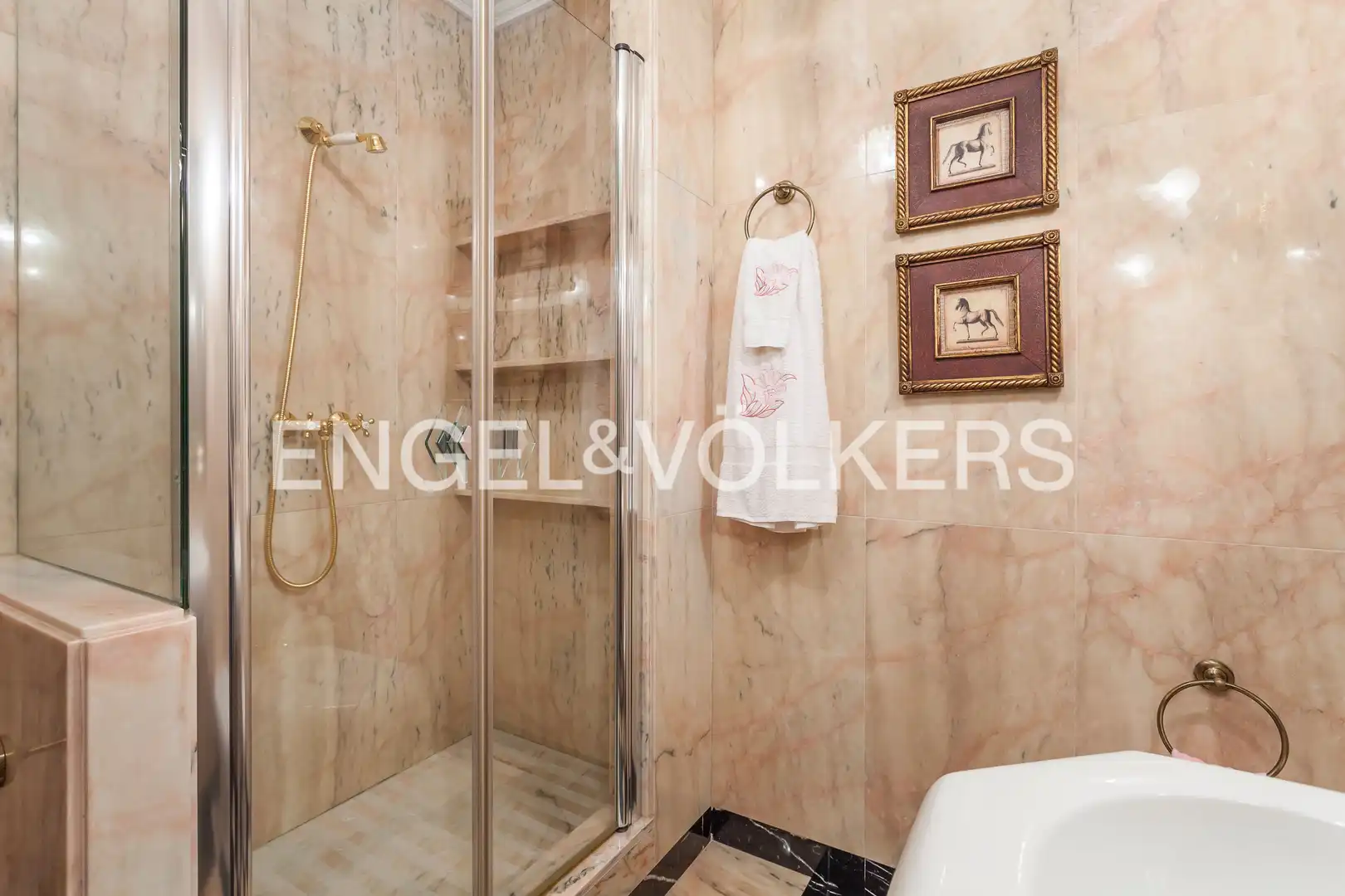 Bathroom of Flat for rent in Madrid  with Air Conditioner, Heating and Private garden