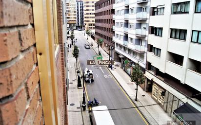 Vista exterior de Pis en venda en Oviedo 