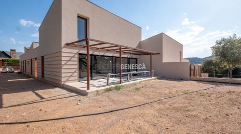 Exclusiva casa de obra nueva en venta en Matadepera con jardín privado y acabados premium