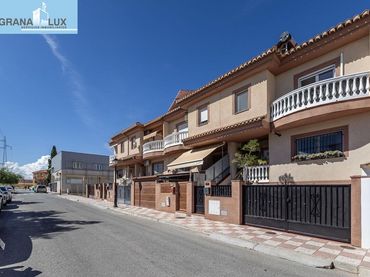 Casa a schiera con balcone in vendita a Calle de Jerónimo de Rueda 34