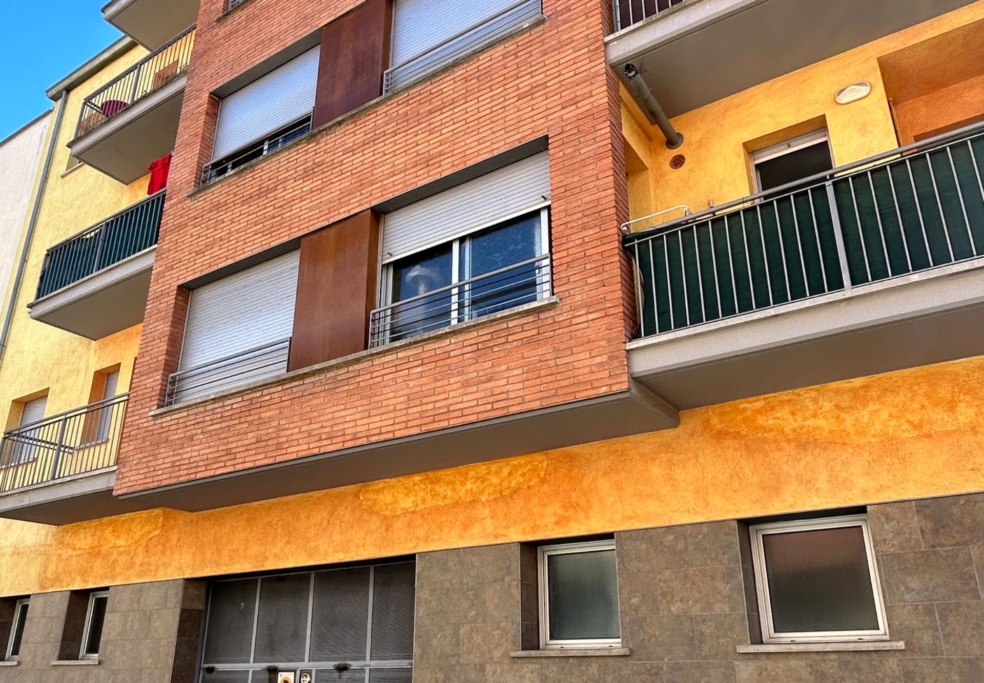 Vista exterior de Pis en venda en Salt amb Calefacció, Balcó i Alarma