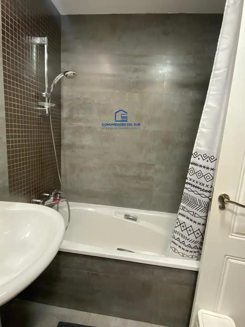 Bany de Apartament de lloguer en Cádiz amb Terrassa i Moblat