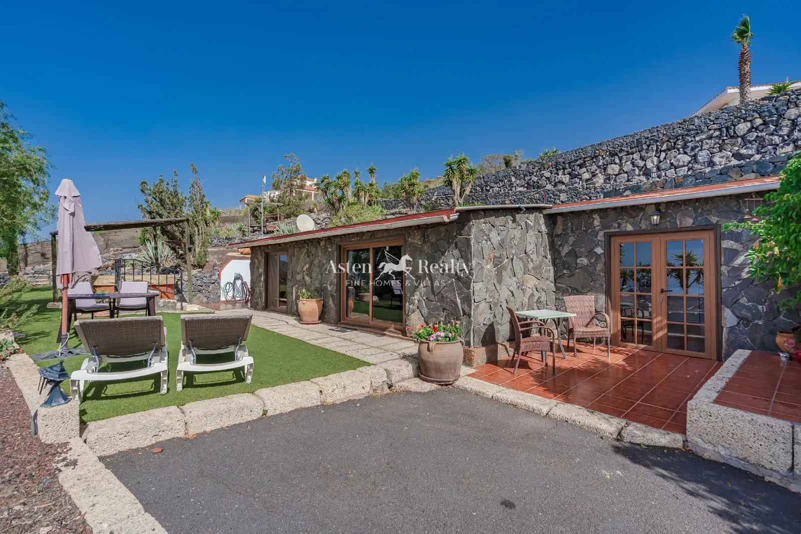 Vista exterior de Casa o chalet en venta en Adeje con Aire acondicionado, Terraza y Piscina
