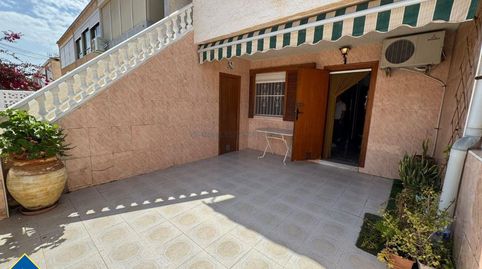 Bungalow con terraza, en la provincia de Alicante, en la ciudad de Torrevieja, en la zona de Playa de los Náufragos. 3 habitacione